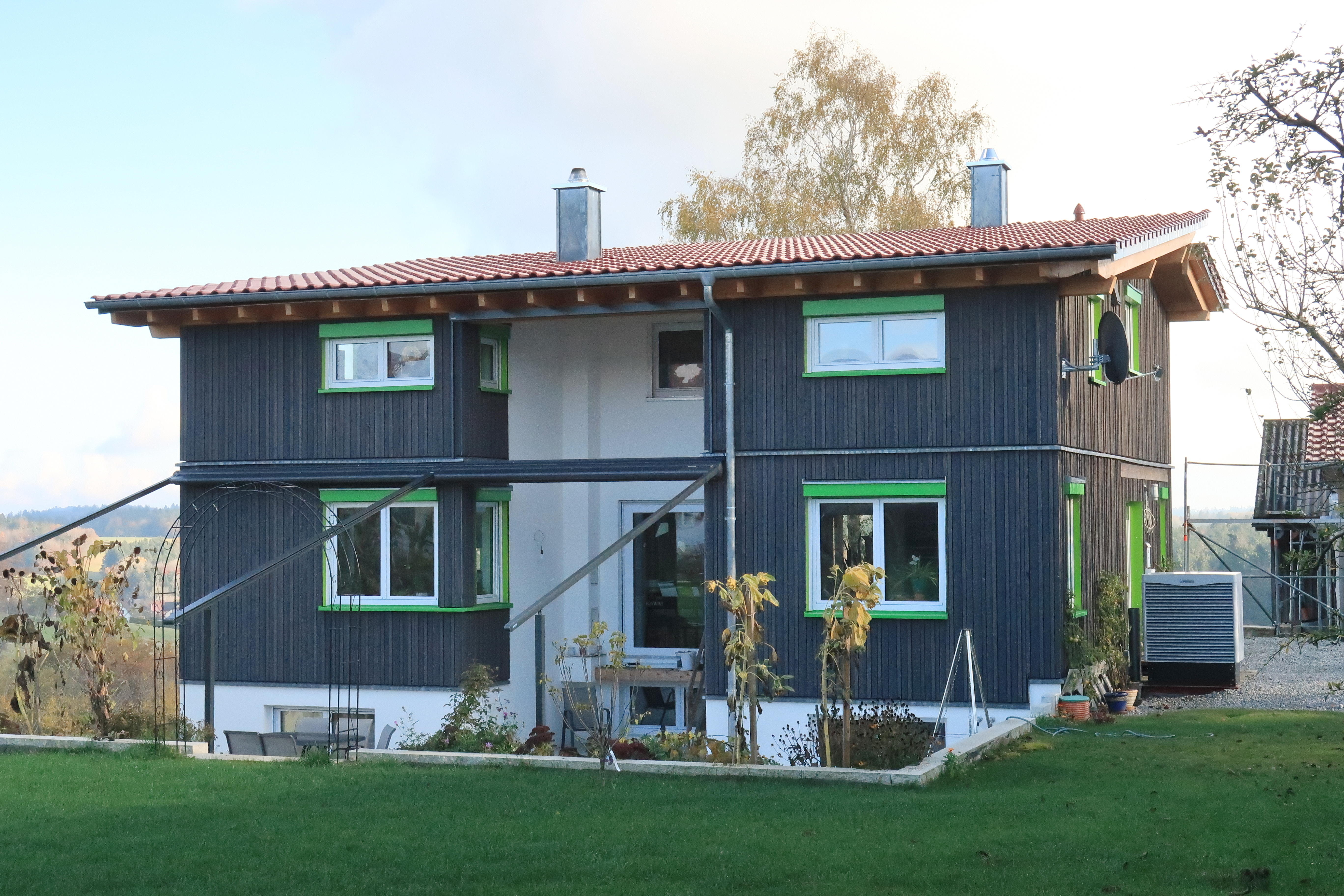 Ein mehrstöckiges Holzhaus mit großem Garten