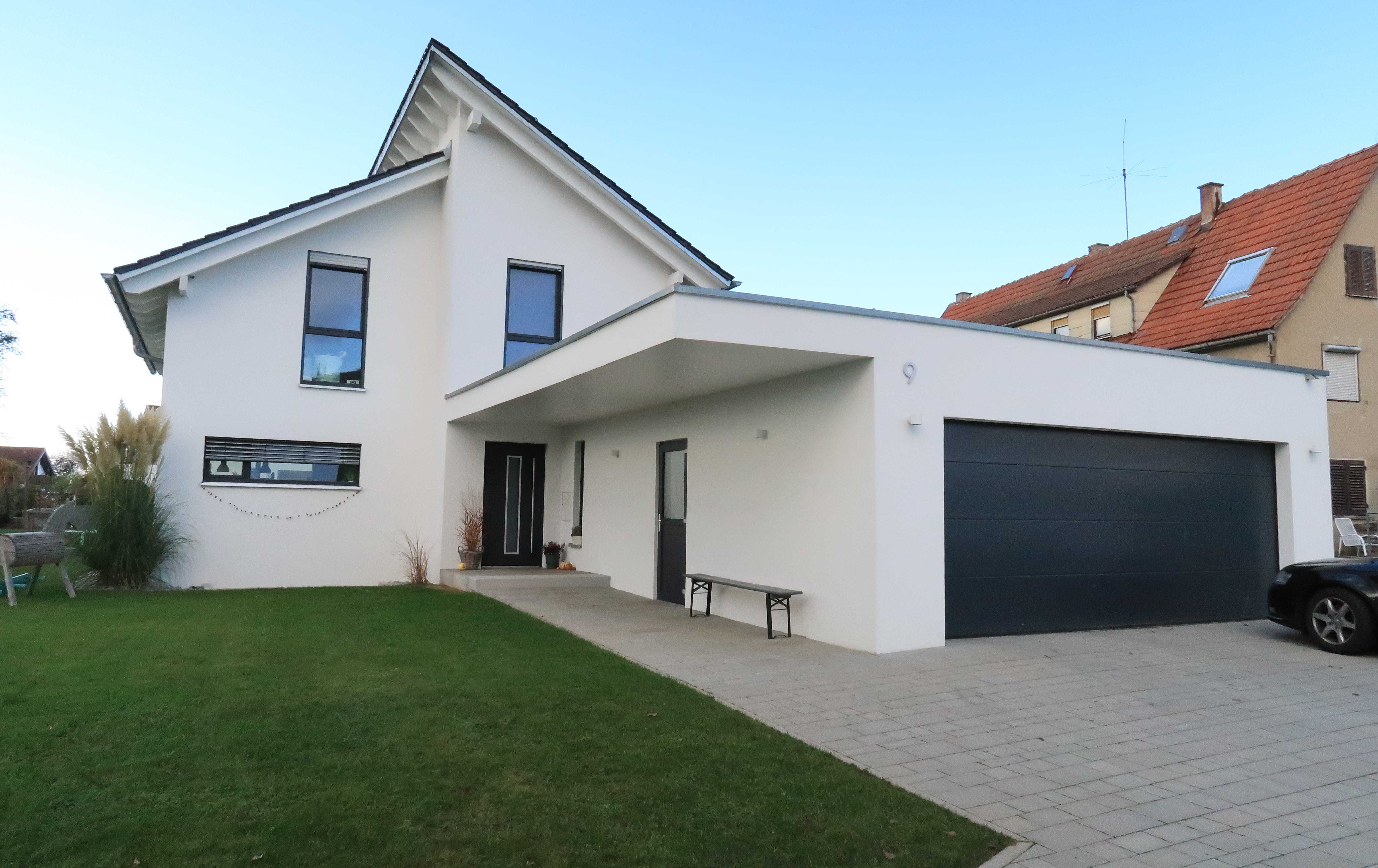 Ein freistehendes Haus mit großem Garten und Garage