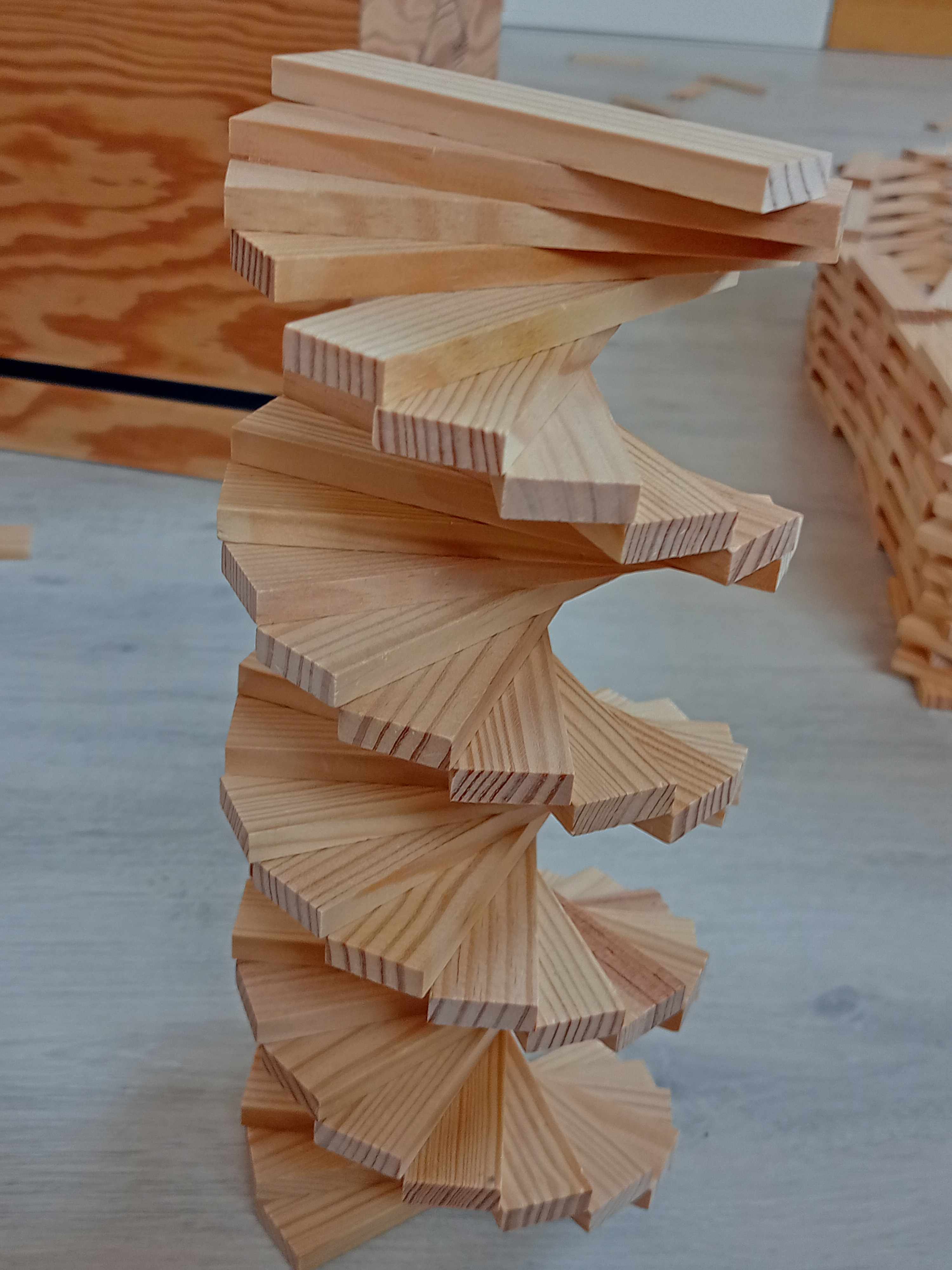 Eine Treppe aus Holzklötzen